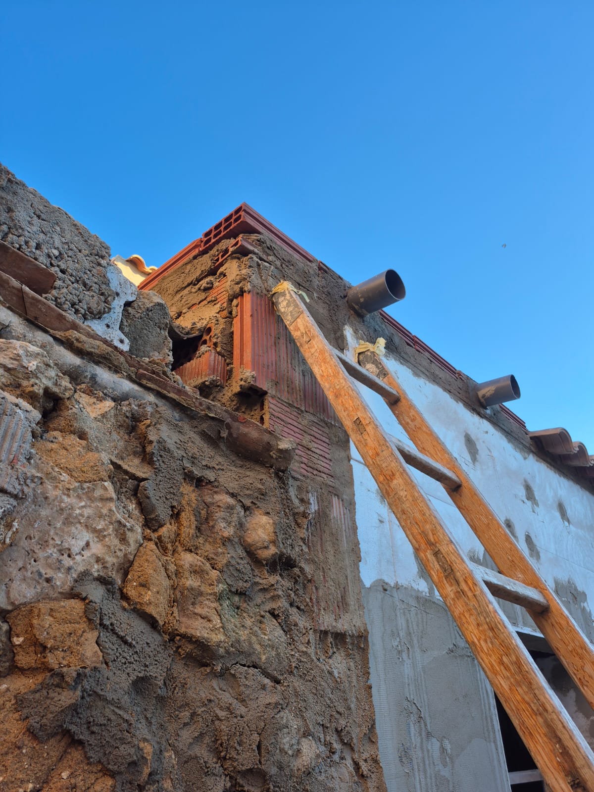 Detalle de restauración de alero y tejado