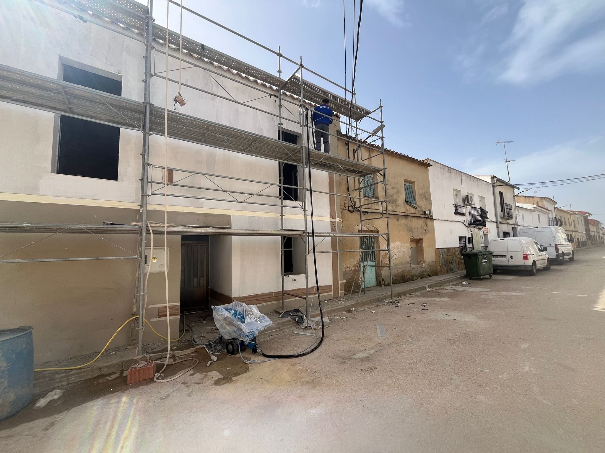 Fachada rehabilitada en calle de pueblo