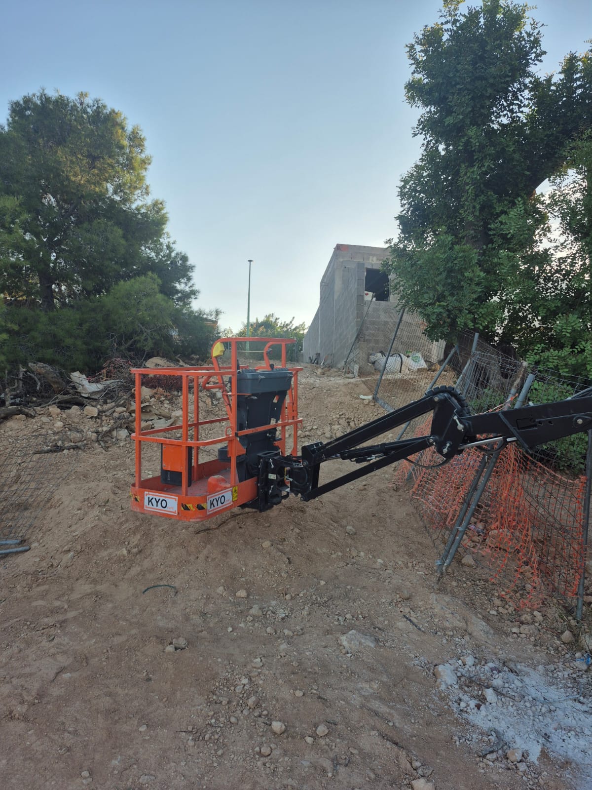 Plataforma elevadora KYO en obra de fachada