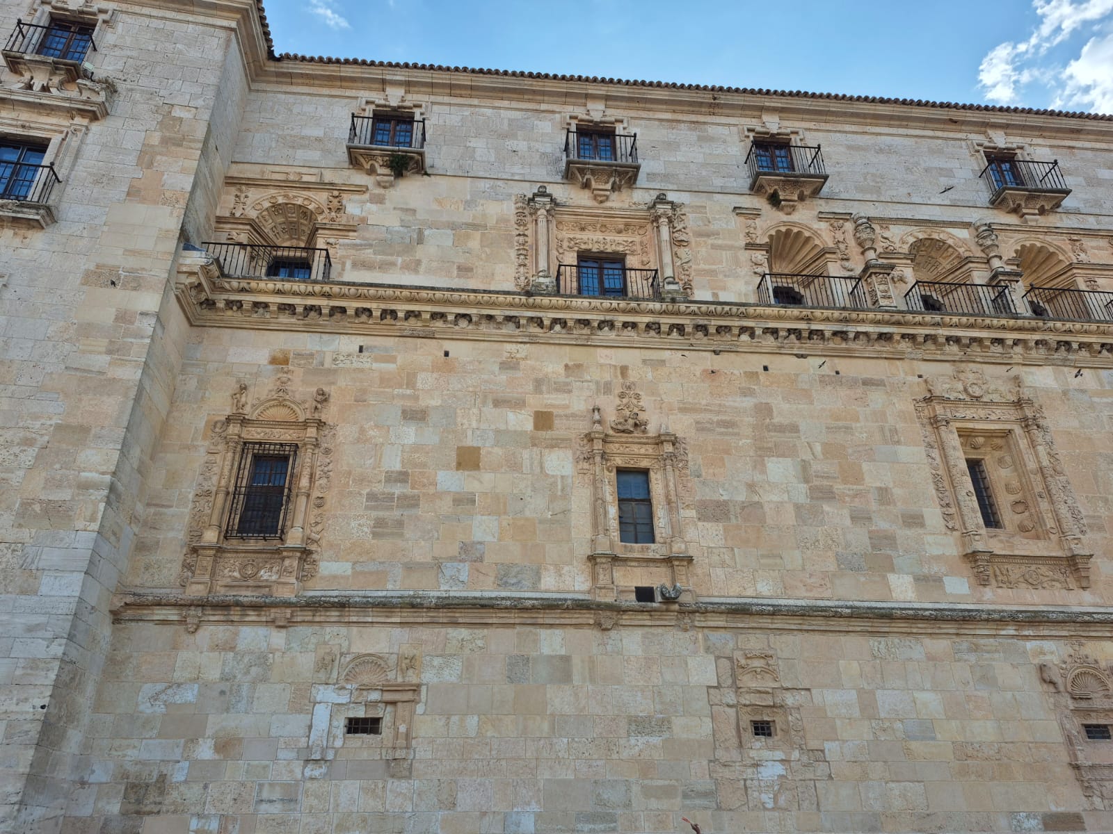 Restauración de fachada histórica en piedra