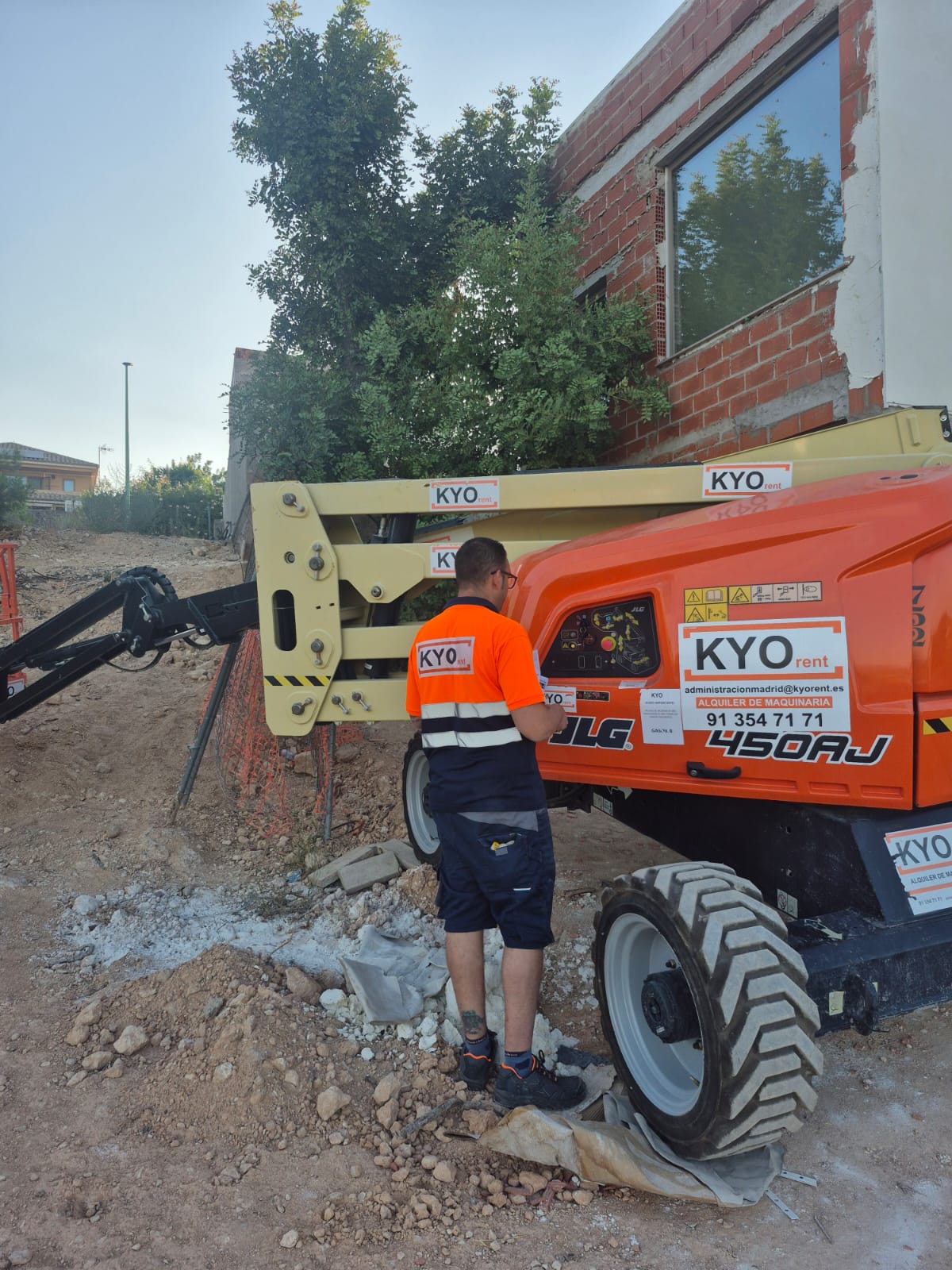 Operario Proyecta2 con plataforma JLG 450AJ