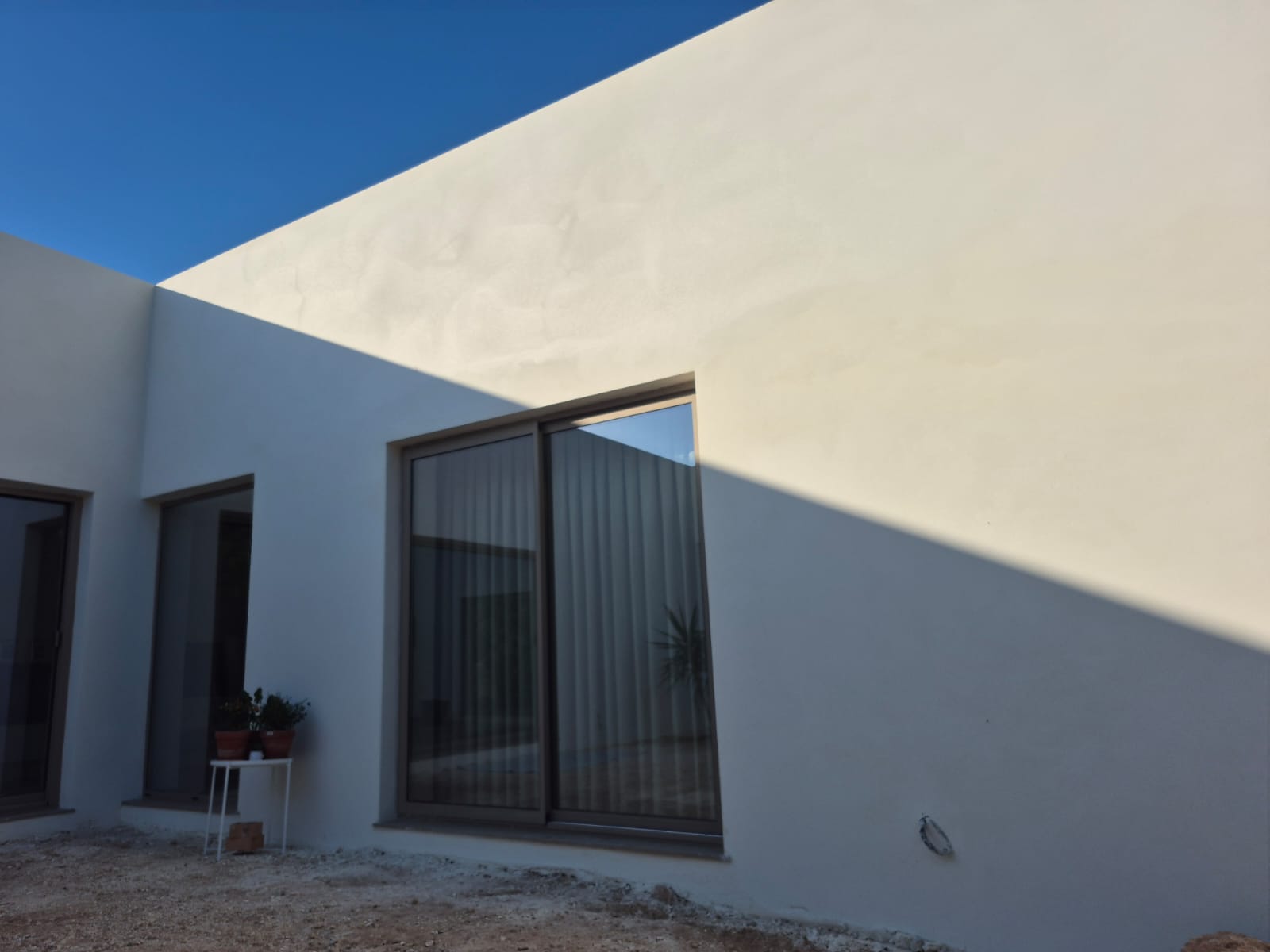 Patio interior con monocapa blanco acabado