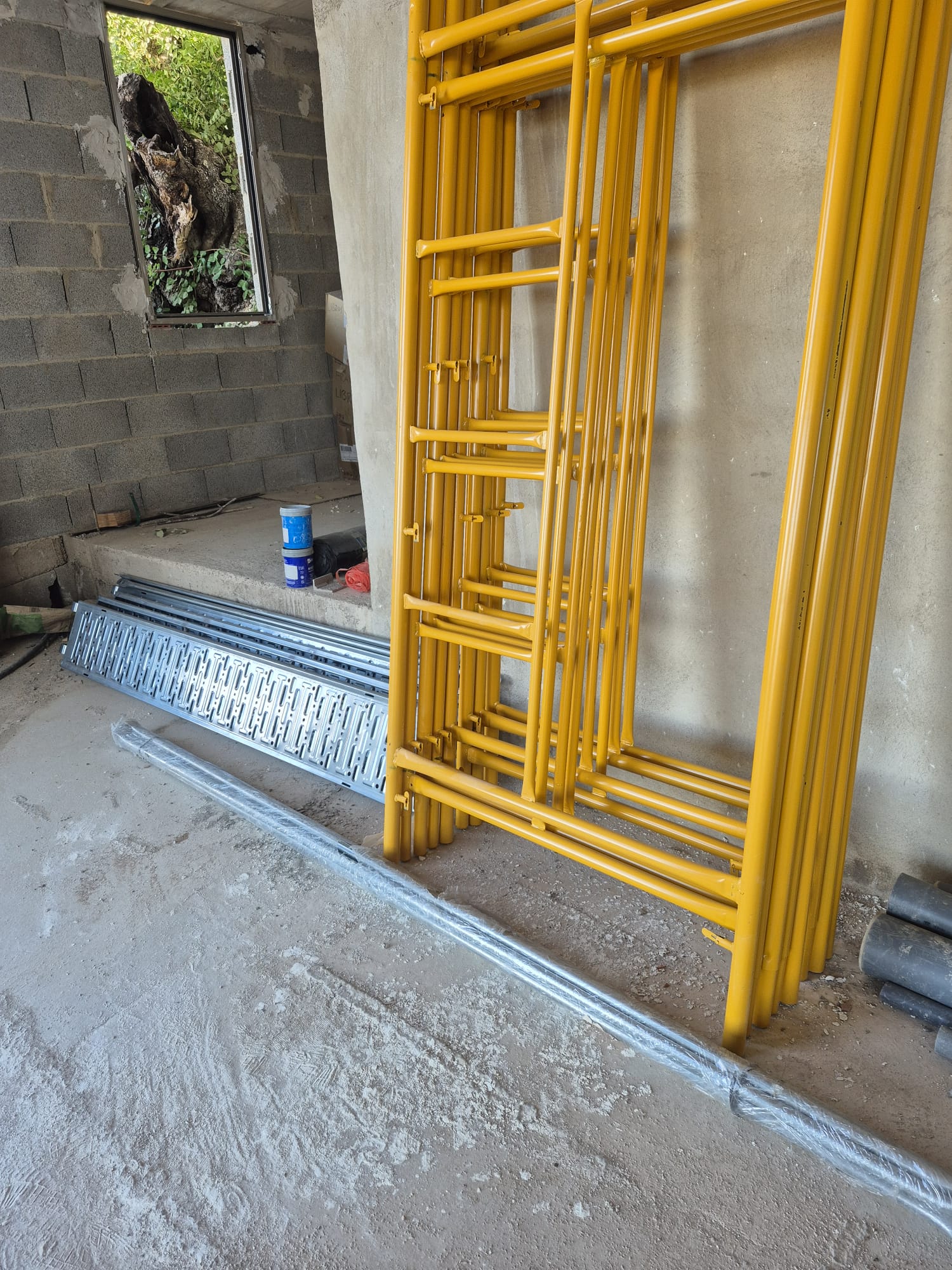 Material de andamio y perfilería preparado en obra