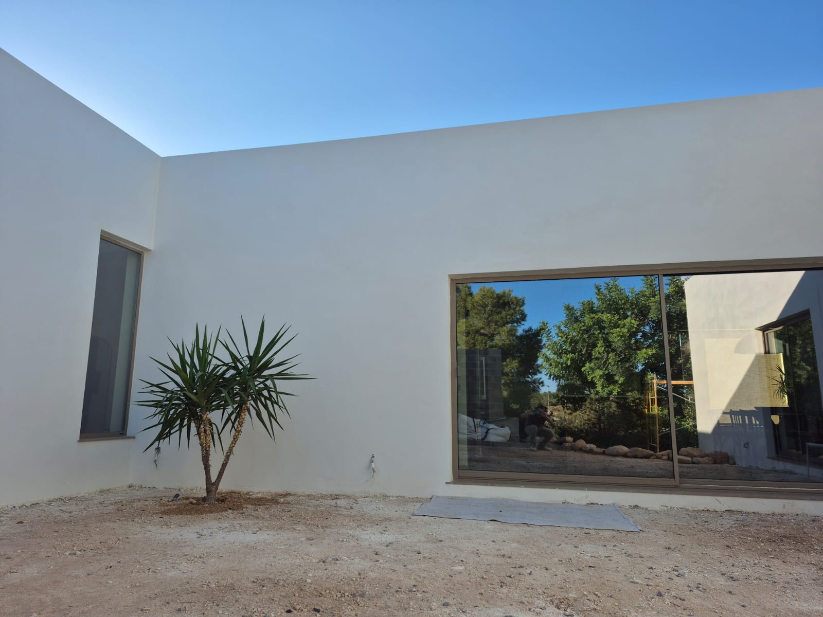 Vivienda con monocapa blanco terminado